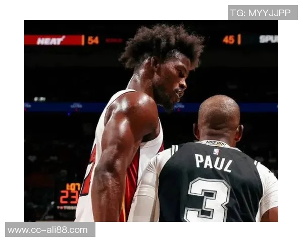 巴特勒半场表现抢眼15分钟内高效贡献8分3助攻3前场板展现杀伤力